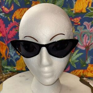 Chic Black Cat-Eye Sunglasses